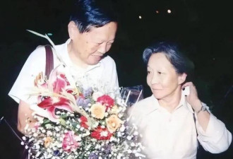 老照片：1971年，杨振宁和岳父岳母在北京