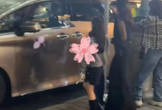 章子怡带俩娃日本追星，穿阔腿裤小翘臀抢镜，女儿像妈、儿子像爸