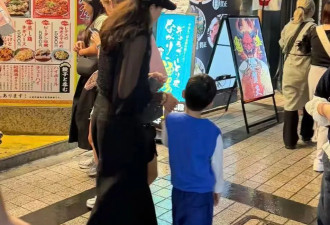 章子怡带俩娃日本追星，穿阔腿裤小翘臀抢镜，女儿像妈、儿子像爸