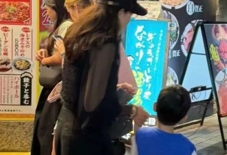 章子怡带俩娃日本追星，穿阔腿裤小翘臀抢镜，女儿像妈、儿子像爸