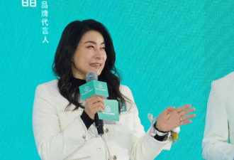 郭晶晶现身北京，穿小香风戴棉花手链和善大气，素颜胖出双下巴