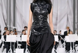 模特嘴巴被缝，透明胶带缠裹全身 | Maison Margiela 2026春夏系列