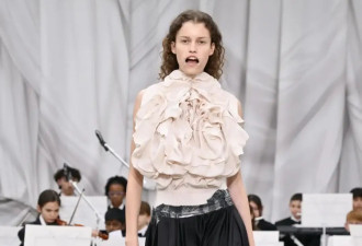 模特嘴巴被缝，透明胶带缠裹全身 | Maison Margiela 2026春夏系列