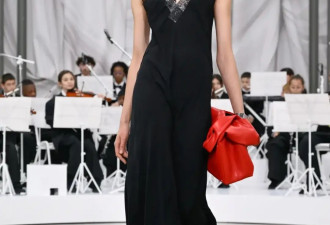 模特嘴巴被缝，透明胶带缠裹全身 | Maison Margiela 2026春夏系列
