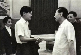 罕见老照片：1971年 杨振宁和岳父杜聿明夫妇在北京