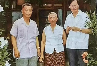 罕见老照片：1971年 杨振宁和岳父杜聿明夫妇在北京