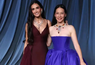 金卡戴珊蒙面走红毯，束腰礼服勒出“双层胸”，太像坎爷的手笔了