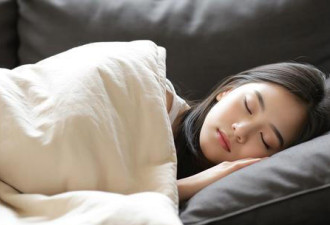 为什么在沙发上睡着很容易 在床上睡着很难？