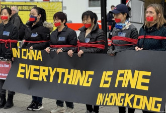 书展上的默站抗议：红胶带捂嘴下的“一切安好”