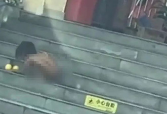 四川“野人小孩”趴地进食 研究生母也爱裸身外出...