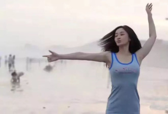 49岁赵子琪带俩女儿购物，母女三都是瓜子脸细高个
