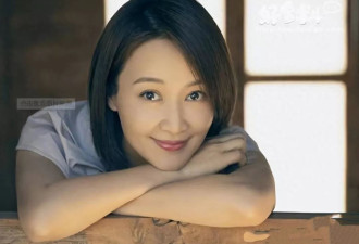 49岁赵子琪带俩女儿购物，母女三都是瓜子脸细高个