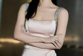 49岁赵子琪带俩女儿购物，母女三都是瓜子脸细高个