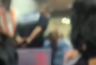 航班延误近8小时，男子扬言要“炸机场”，被带走