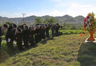朝鲜新发现志愿军烈士纪念塔，塔基有邓华将军亲笔书写字样