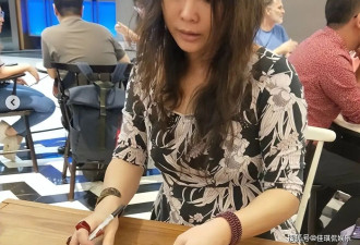 凭借一首歌与王菲齐名，却被俩渣男折磨成精神病，今51岁令人唏嘘
