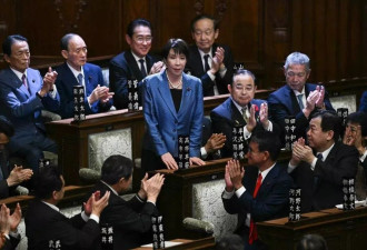 石破茂卸任当天，离开官邸时笑得合不拢嘴