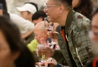 孙红雷携娇妻现身长桌宴，40岁王骏迪颜值在线，两人很有夫妻相