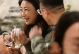 孙红雷携娇妻现身长桌宴，40岁王骏迪颜值在线，两人很有夫妻相
