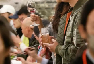 孙红雷携娇妻现身长桌宴，40岁王骏迪颜值在线，两人很有夫妻相