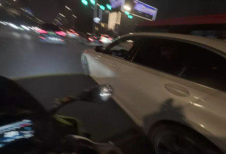 男子称骑摩托险被变道轿车撞上，发生口角后被对方打翻在地