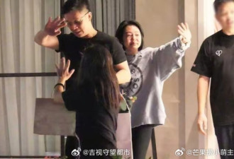 具俊晔出席小S庆功宴 边走边帮S妈按摩
