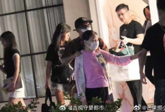 具俊晔出席小S庆功宴 边走边帮S妈按摩
