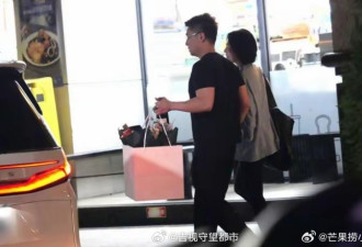 具俊晔出席小S庆功宴 边走边帮S妈按摩