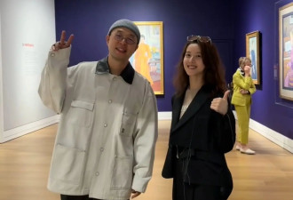 杜海涛章泽天英国并肩看展,男方戴帽疑似遮盖秃顶