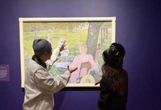 杜海涛章泽天英国并肩看展,男方戴帽疑似遮盖秃顶