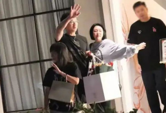 小S全家现身庆功宴：具俊晔为S妈按摩，许雅钧全程陪伴
