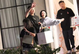 小S庆功宴全家都来了！具俊晔为S妈按摩肩膀
