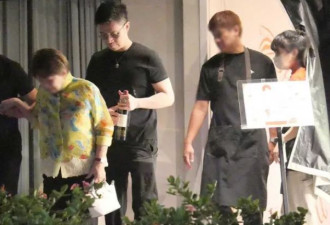 小S庆功宴全家都来了！具俊晔为S妈按摩肩膀
