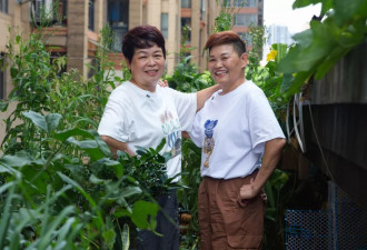 两位50岁女性，离婚后共同生活的十三年