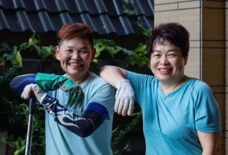 两位50岁女性，离婚后共同生活的十三年