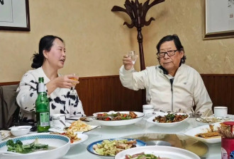 袁泉公公济南露面，快八十了头发黑又密 比儿子夏雨多情有四段婚姻