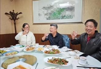 袁泉公公济南露面，快八十了头发黑又密 比儿子夏雨多情有四段婚姻