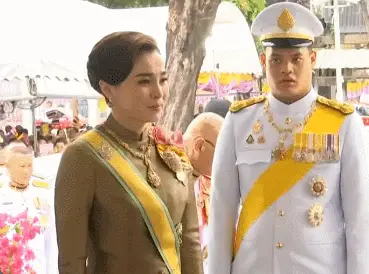 泰国王室“三妃抱团”斗王后，“装傻王子”对她翻白眼？宫斗剧越来越疯