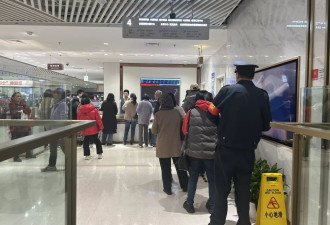 金价惊魂一夜后：“囤金大爷大妈”挤爆金店
