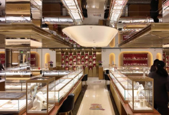 金价惊魂一夜后：“囤金大爷大妈”挤爆金店