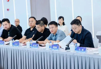 35岁“上海谢霆锋”，现身总理座谈会！身份披露