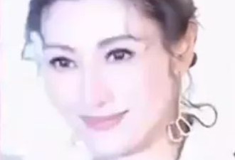 54岁李嘉欣日本购物被偶遇，皮肤白皙透亮优雅贵气
