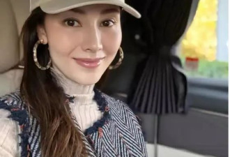 54岁李嘉欣日本购物被偶遇，皮肤白皙透亮优雅贵气