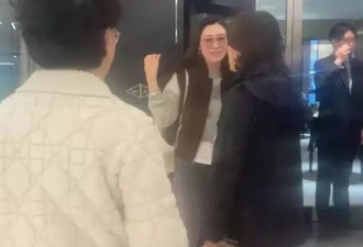 54岁李嘉欣日本购物被偶遇，皮肤白皙透亮优雅贵气