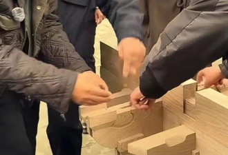 71岁陈佩斯逛关帝庙,被粉丝围堵,合照姿势圈粉无数
