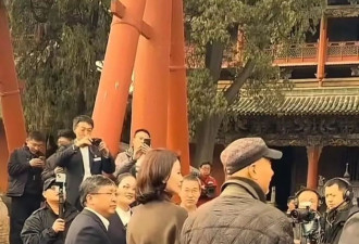 71岁陈佩斯逛关帝庙,被粉丝围堵,合照姿势圈粉无数