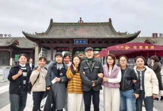71岁陈佩斯逛关帝庙,被粉丝围堵,合照姿势圈粉无数
