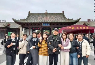 71岁陈佩斯逛关帝庙,被粉丝围堵,合照姿势圈粉无数