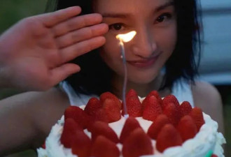 51岁周迅素颜白发明显 年过半百少女十足 至今未婚未育