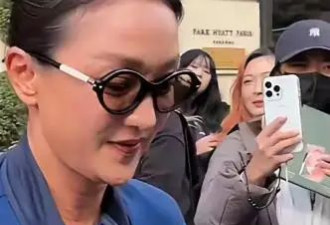 51岁周迅素颜白发明显 年过半百少女十足 至今未婚未育